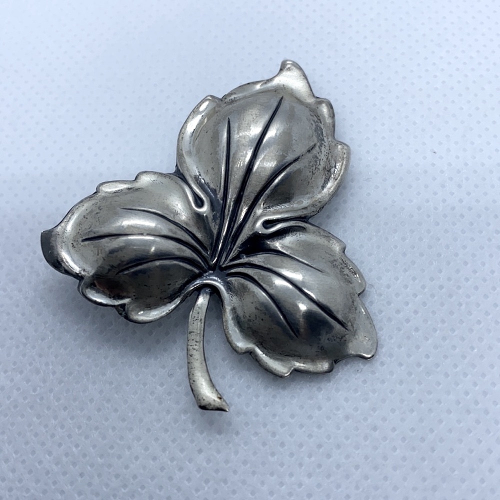 JEWELART SIGNED STERLING SILVER BROOCH